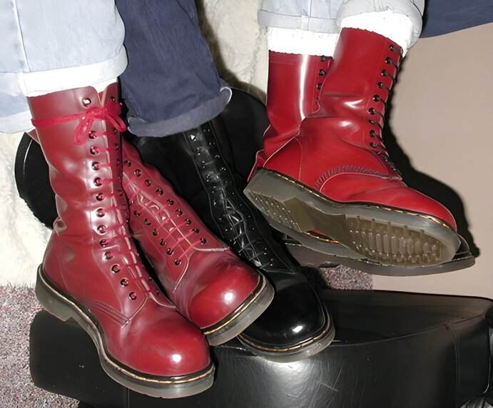 Rote und schwarze Stiefel der Marke Dr. Martens