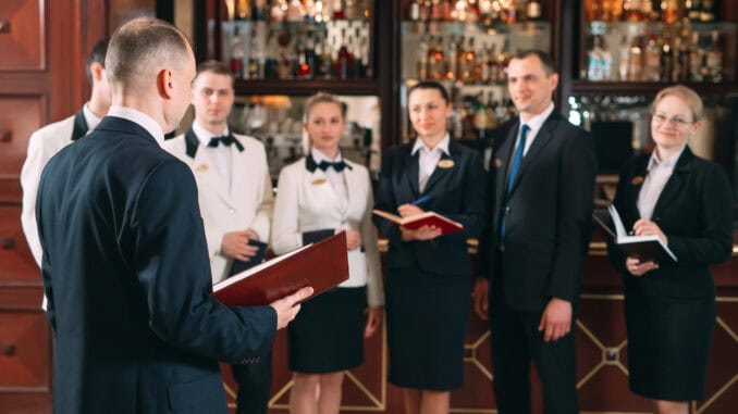 Hotel Team wird zum Thema Sicherheit gebrieft Hotel Team Briefing zum Thema Sicherheit