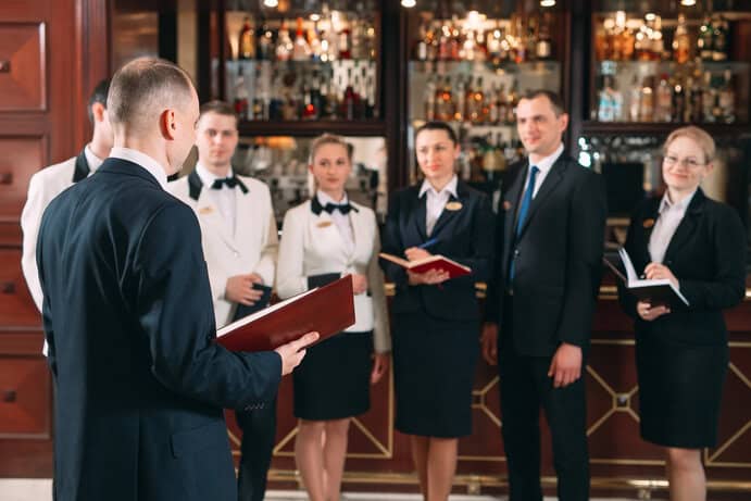 Sicherheit im Tourismus: Wie Gastgewerbe und Hotellerie Risiken minimieren Hotel Team Briefing zum Thema Sicherheit