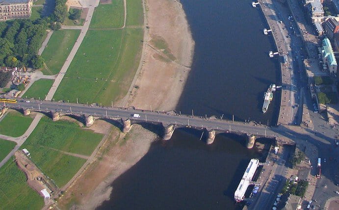 Augustusbrücke - Die älteste Elbbrücke von Dresden Augustusbruecke Dresden Luftbild