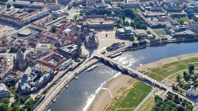 Augustusbrücke - Die älteste Elbbrücke von Dresden Augustusbrücke über die Elbe 2022