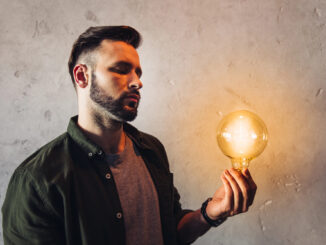 Mann mit Glühbirne