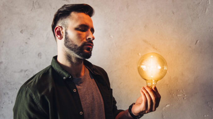 Mann mit Glühbirne