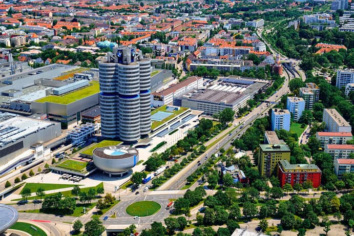 Flexible Mobilität in Europa: Mietwagen werden für Reisen und Arbeit immer beliebter München von oben