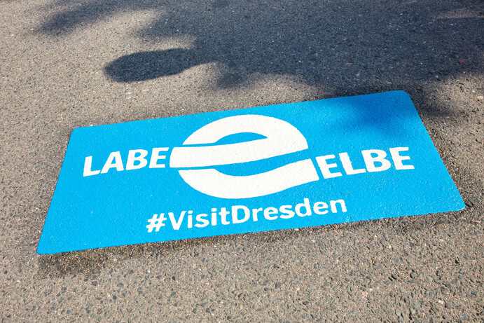Neue Wegmarken am Elberadweg: Dresden bekommt Piktogramme gegen das Radchaos am Terrassenufer Zwanzig Markierungen