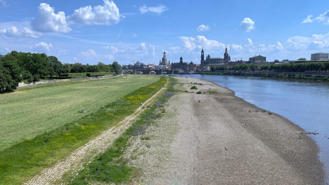 Elberadweg in Dresden auf Höhe der Elbwiese Elberadweg in Dresden auf Höhe der Elbwiese