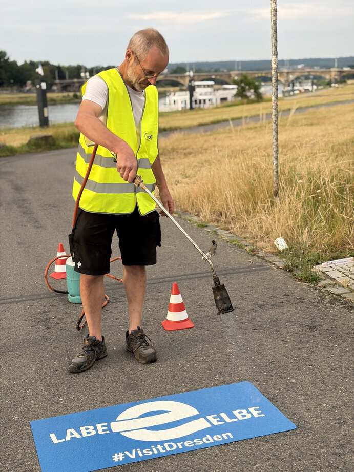 Neue Wegmarken am Elberadweg: Dresden bekommt Piktogramme gegen das Radchaos am Terrassenufer Piktogrammaufbringung